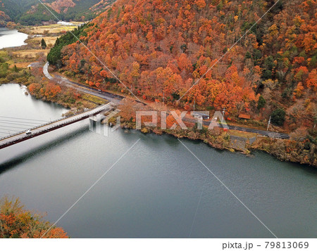 【ドローン空撮　京都府　美山町　紅葉】　大野ダム・虹の湖の秋の景観　京都府南丹市 79813069