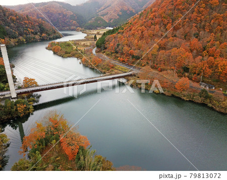 【ドローン空撮　京都府　美山町　紅葉】　大野ダム・虹の湖の秋の景観　京都府南丹市 79813072