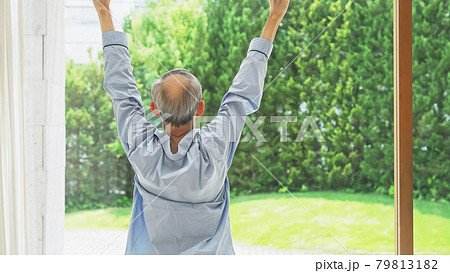 体操するシニア男性 79813182