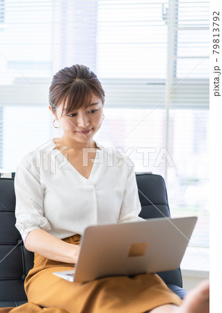 パソコンで仕事をする女性経営者 パソコンで仕事をする女性経営者 79813792