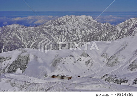 冬の立山室堂と毛勝三山と雷鳥荘 79814869