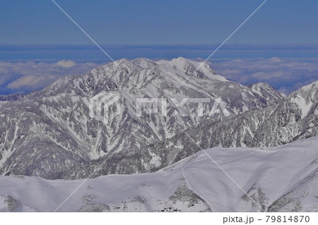 冬の立山室堂と毛勝三山 79814870