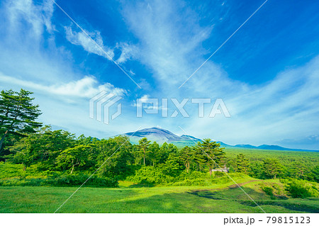 軽井沢 浅間山近郊 自然 快晴の青空風景素材 79815123