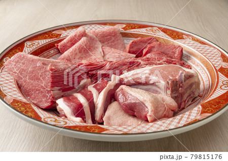 豪華焼肉7種盛り（目線低め） 79815176
