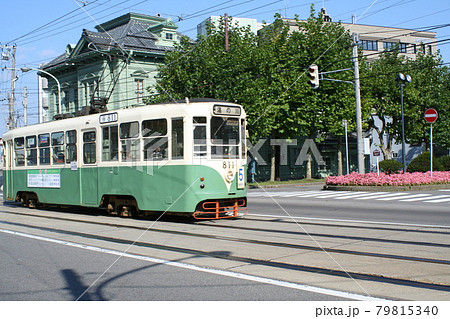 重要伝統的建造物群保存地区を行く函館市電　北海道　函館市 79815340