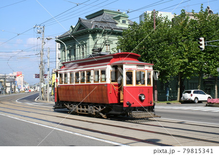 歴史地区を行く函館ハイカラ号 函館市電 重要伝統的建造物群保存地区を行く 北海道 歴史地区を行く函館ハイカラ号 函館市電 重要伝統的建造物群保存地区を行く 北海道 79815341
