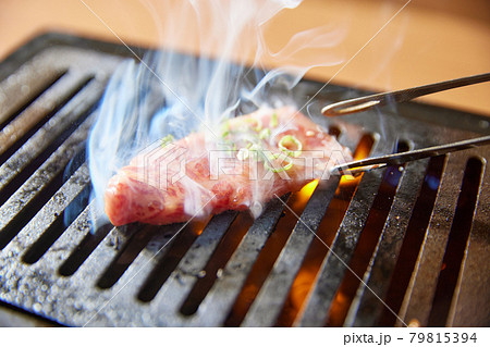 卓上ロースターで焼肉 79815394