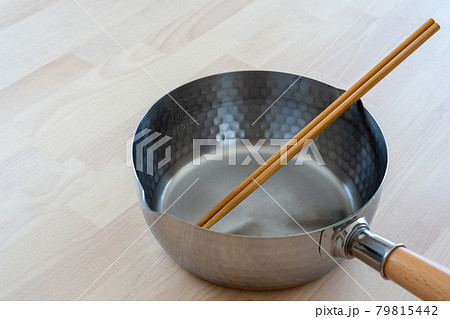 雪平鍋と木の菜箸 79815442