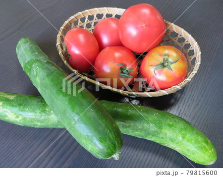 カゴに入れたトマトとキュウリの夏野菜 カゴに入れたトマトとキュウリの夏野菜 79815600