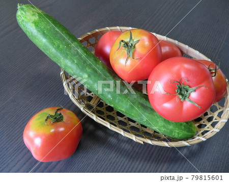 カゴに入れたトマトとキュウリの夏野菜 カゴに入れたトマトとキュウリの夏野菜 79815601