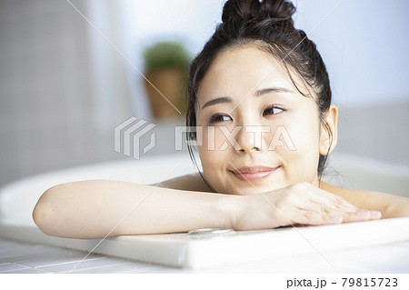 女性　バスタイム 79815723
