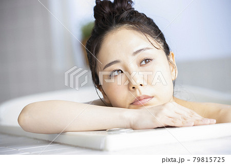 女性　バスタイム 79815725