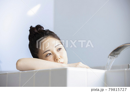 女性 バスタイム 女性 バスタイム 79815727
