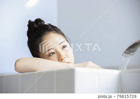 女性　バスタイム 79815729
