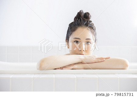 女性 バスタイム 女性 バスタイム 79815731