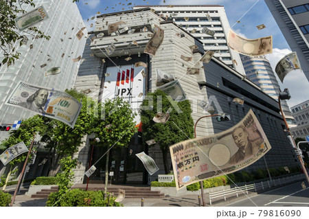 東京日本橋兜町の東京証券取引所ビルの前で落下する大量の現金 東京日本橋兜町の東京証券取引所ビルの前で落下する大量の現金 79816090