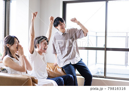スポーツ観戦で盛り上がる若い男女 79816316