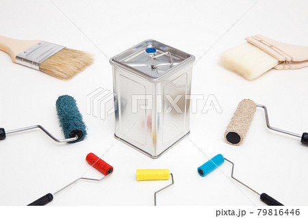 塗料と塗装用工具　塗装工事イメージ 79816446