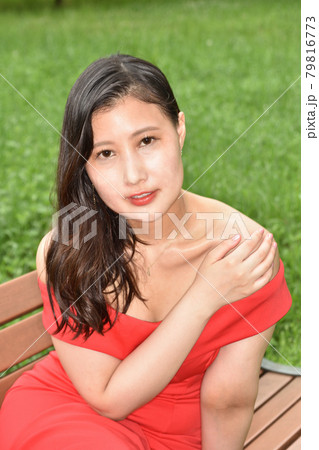 ベンチに座る女性 ベンチに座る女性 79816773