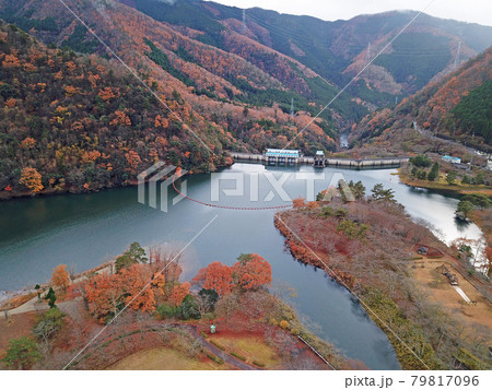 【ドローン空撮　京都府　美山町　紅葉】　大野ダム・虹の湖の秋の景観　京都府南丹市 79817096