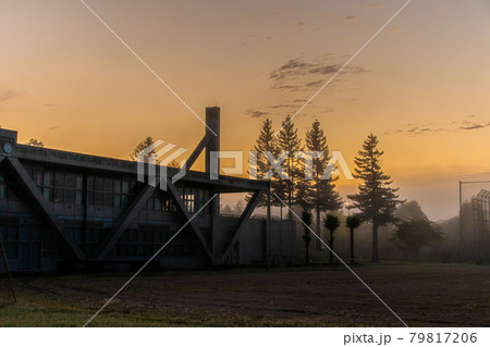 安藤忠雄設計の中学校、夜明け 79817206