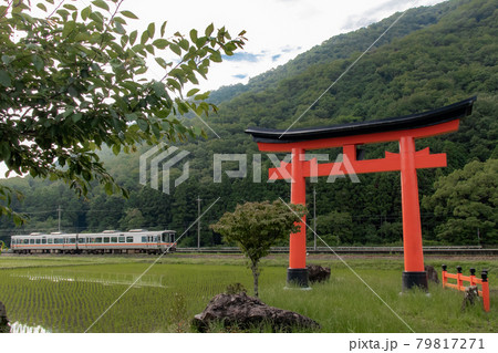 大鳥居と姫新線 79817271