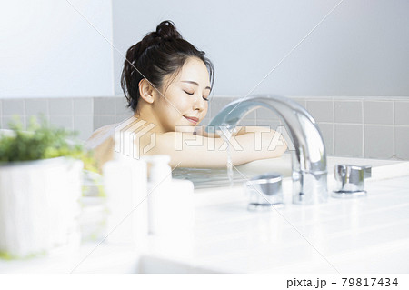 女性 バスタイム 女性 バスタイム 79817434