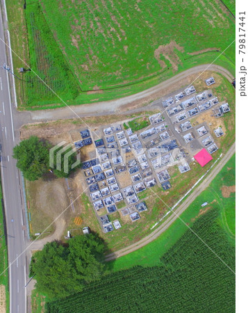 田園の中の墓地〜ドローンで空撮（円田盆地／宮城県刈田郡蔵王町） 79817441