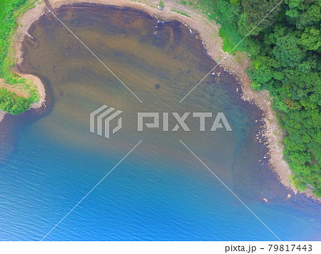 湖岸の風景〜ドローンで空撮（猪苗代湖･西岸／福島県会津若松市湊町大字赤井字屋敷） 79817443