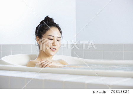 女性 バスタイム 女性 バスタイム 79818324