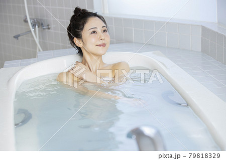 湯船に浸かる女性 湯船に浸かる女性 79818329