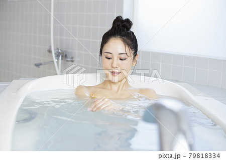 女性　バスタイム　 79818334