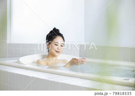 女性　バスタイム　 79818335