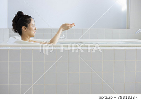 女性　バスタイム　 79818337