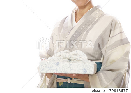 夏の着物を着て風呂敷包みを持つ笑顔の中年女性 お中元のイメージ 夏の着物を着て風呂敷包みを持つ笑顔の中年女性 お中元のイメージ 79818637