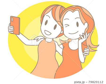 仲良くスマホで自撮りをする女性二人_ライン 仲良くスマホで自撮りをする女性二人_ライン 79820112