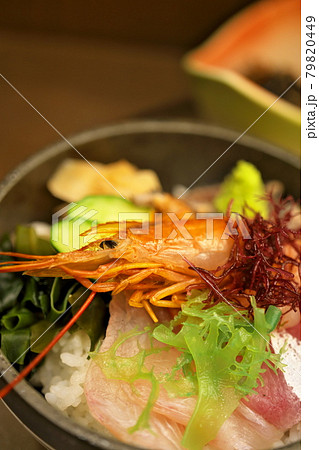 海鮮丼を間近で 79820449