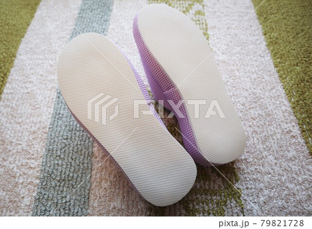 厚手のゴムで足が痛くなりにくいスリッパの裏側 79821728