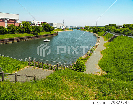 荒川と芝川の合流点に立つ芝川水門 79822245