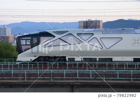 札幌の街をバックに豊平川橋梁を渡る「TRAIN SUITE 四季島」(回送列車最後部) 札幌の街をバックに豊平川橋梁を渡る「TRAIN SUITE 四季島」(回送列車最後部) 79822982