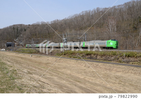 ようやく雪の消えた旭川市江丹別地区を行く特急「ライラック」 ようやく雪の消えた旭川市江丹別地区を行く特急「ライラック」 79822990