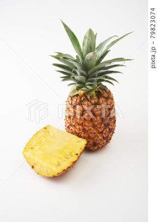 パイナップルの実を白背景で パイナップルの実を白背景で 79823074
