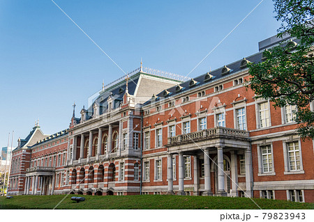 【人がいないお正月の法務省正面玄関】 79823943