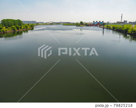 荒川にかかる岩淵水門と旧岩渕水門 荒川にかかる岩淵水門と旧岩渕水門 79825218