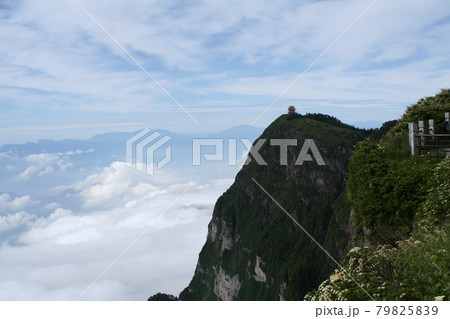 世界遺産・雲海の上の峨眉山頂上 中国 四川省 世界遺産・雲海の上の峨眉山頂上 中国 四川省 79825839