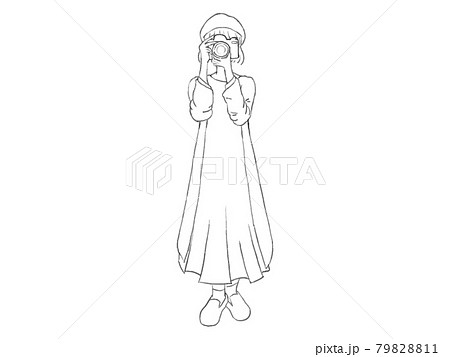秋・冬にカメラを撮る女子　全身 79828811