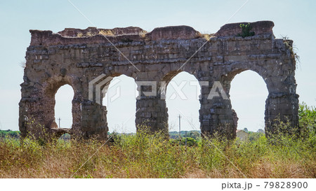 青空広がるローマ水道橋公園（アックエドッティ公園の古代ローマ水道橋遺跡） 79828900