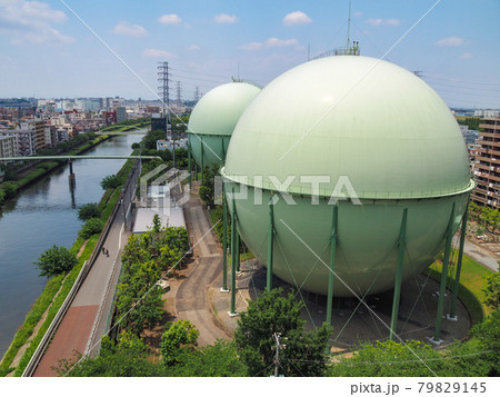 東京板橋・新河岸川沿いのガスタンク 79829145