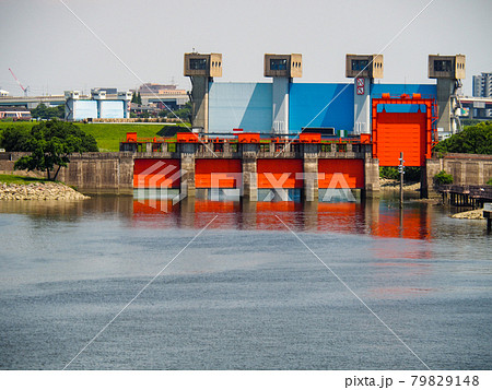 荒川にかかる岩淵水門と旧岩渕水門 79829148