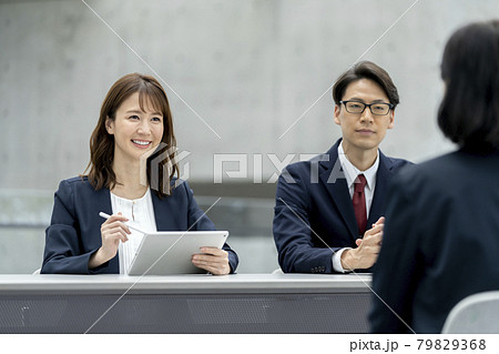 面接・面談 イメージ タブレットとペンを持って話すビジネスウーマン 面接・面談 イメージ タブレットとペンを持って話すビジネスウーマン 79829368